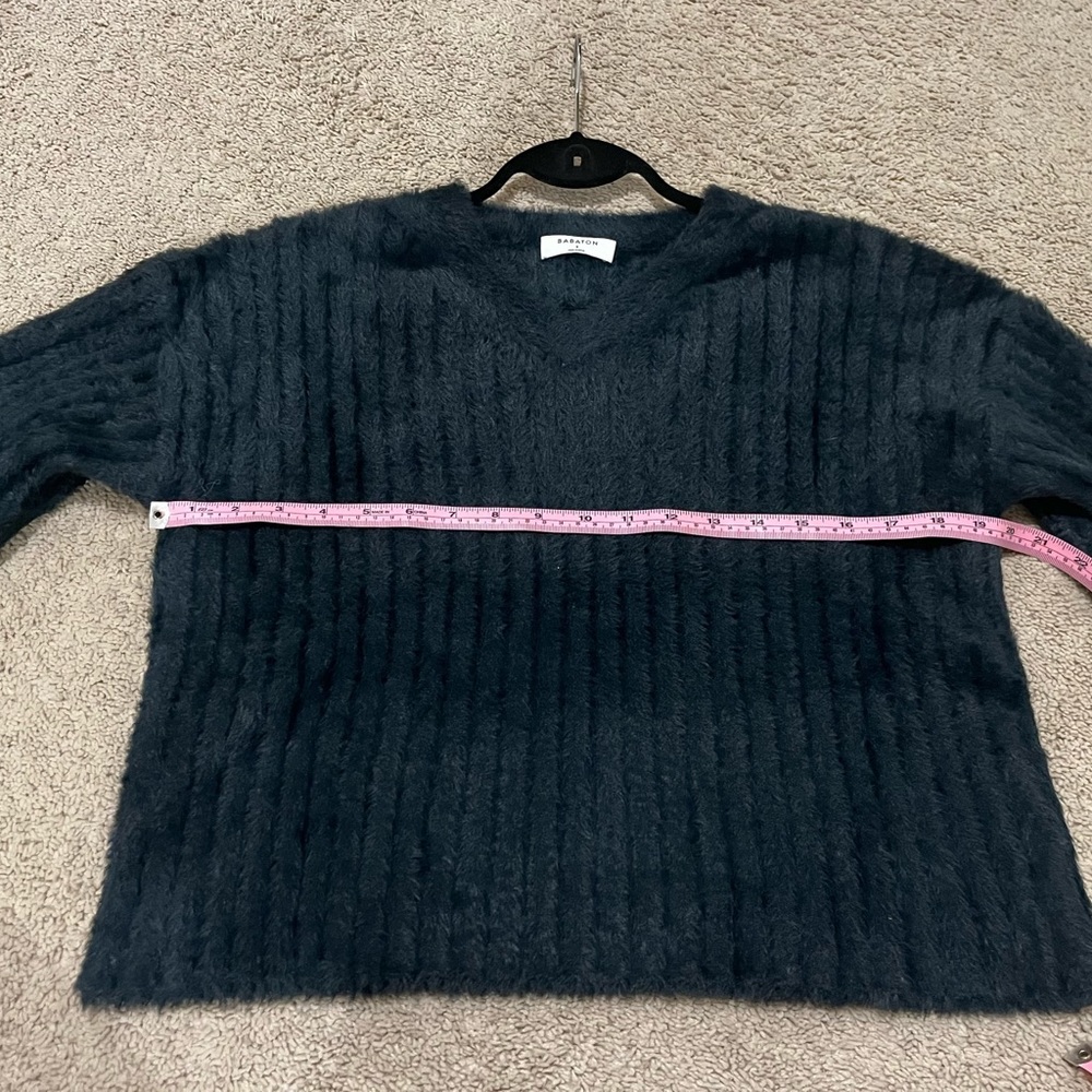 Aritzia Babaton Ulmann Fleecy Cozy Knit Eyelash Style Cropped Sweater Sz S - Picture 9 of 12